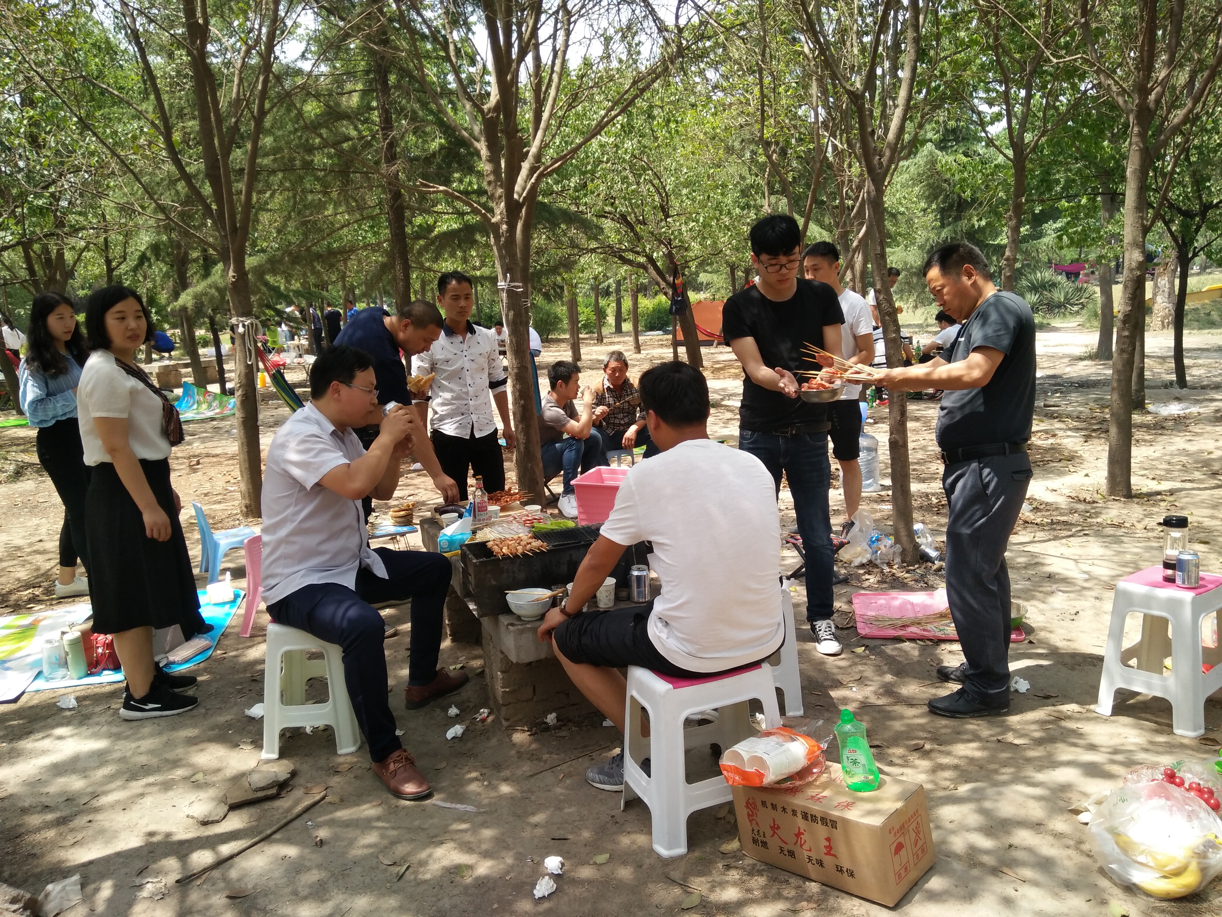 公司组织户外烧烤活动，增进人员之间情感交流和配合默契